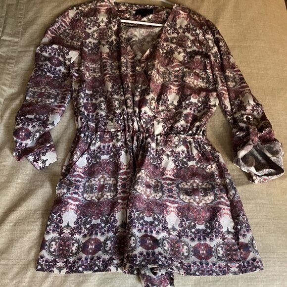 Intermix Silk Long Sleeve Romper in Paisley Print. Size P (XS). - Picture 5 of 7